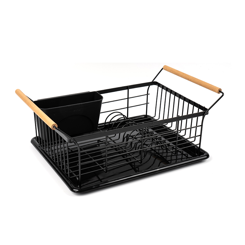 Un bol și un suport de uscare pentru farfurii cu mâner de lemn