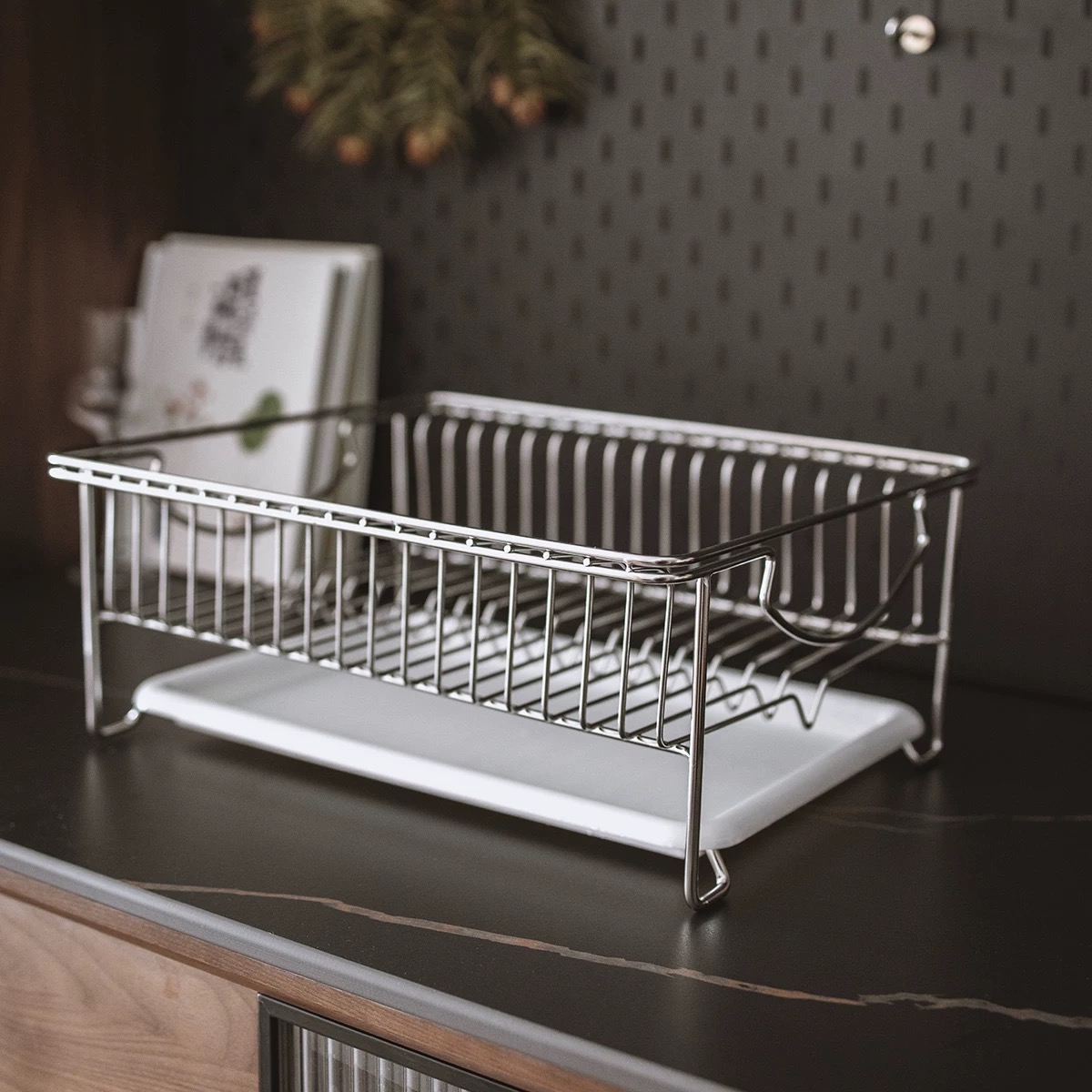 Cum se compară un suport metalic pentru depozitare acasă cu unul din lemn?